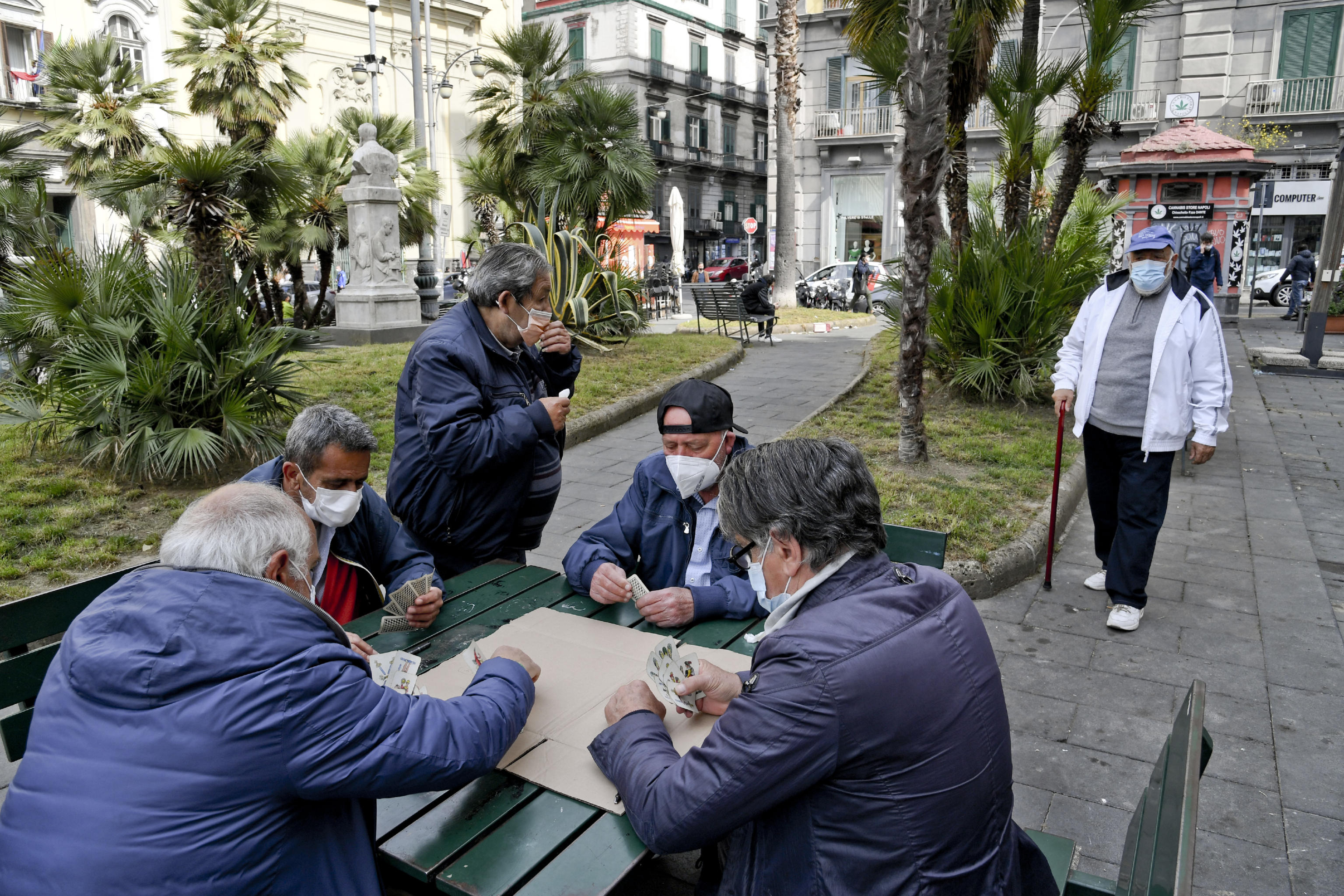 L’idiozia delle mascherine all’aperto