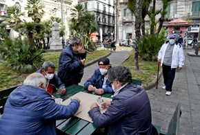 L’idiozia delle mascherine all’aperto