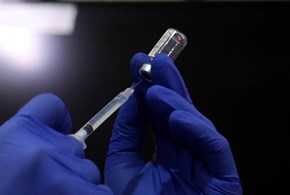 Nove individui diventati miliardari grazie alla vendita dei vaccini? Evviva!
