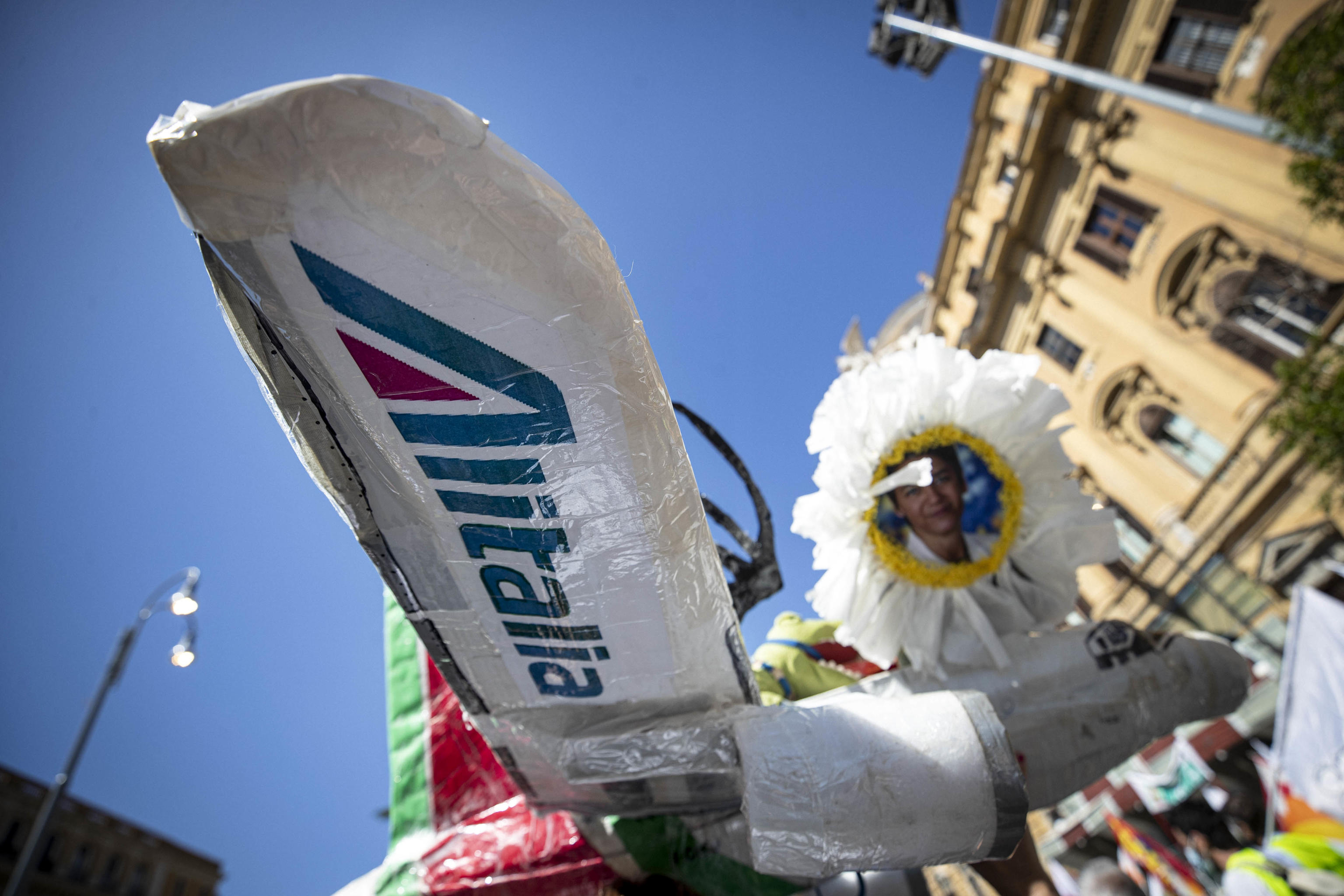 Alitalia: pagato il 50 per cento degli stipendi