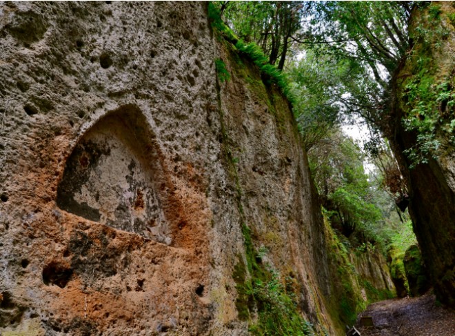 Le “Vie Cave” e i misteri della terra dei tufi
