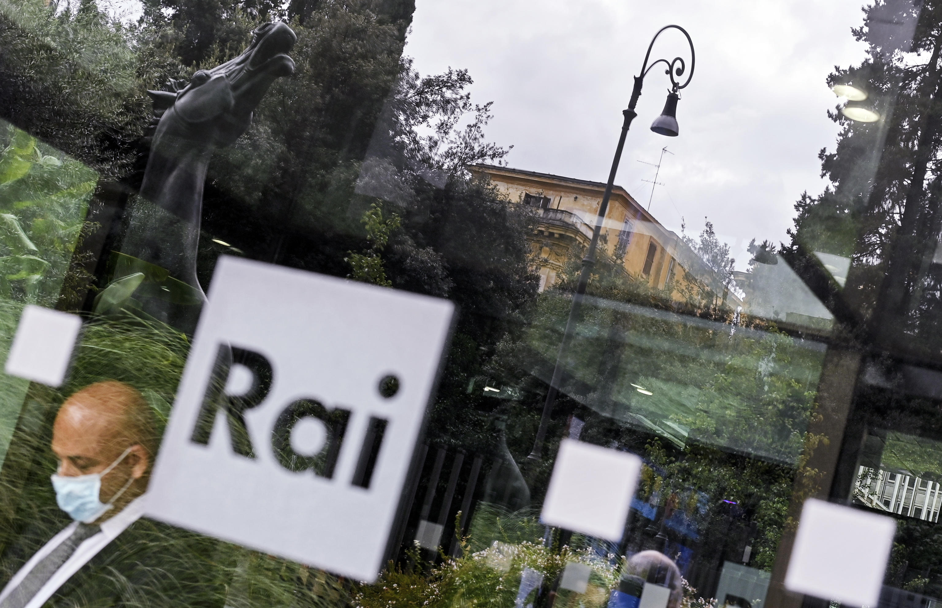 Le mani dei partiti sullo scontro Rai