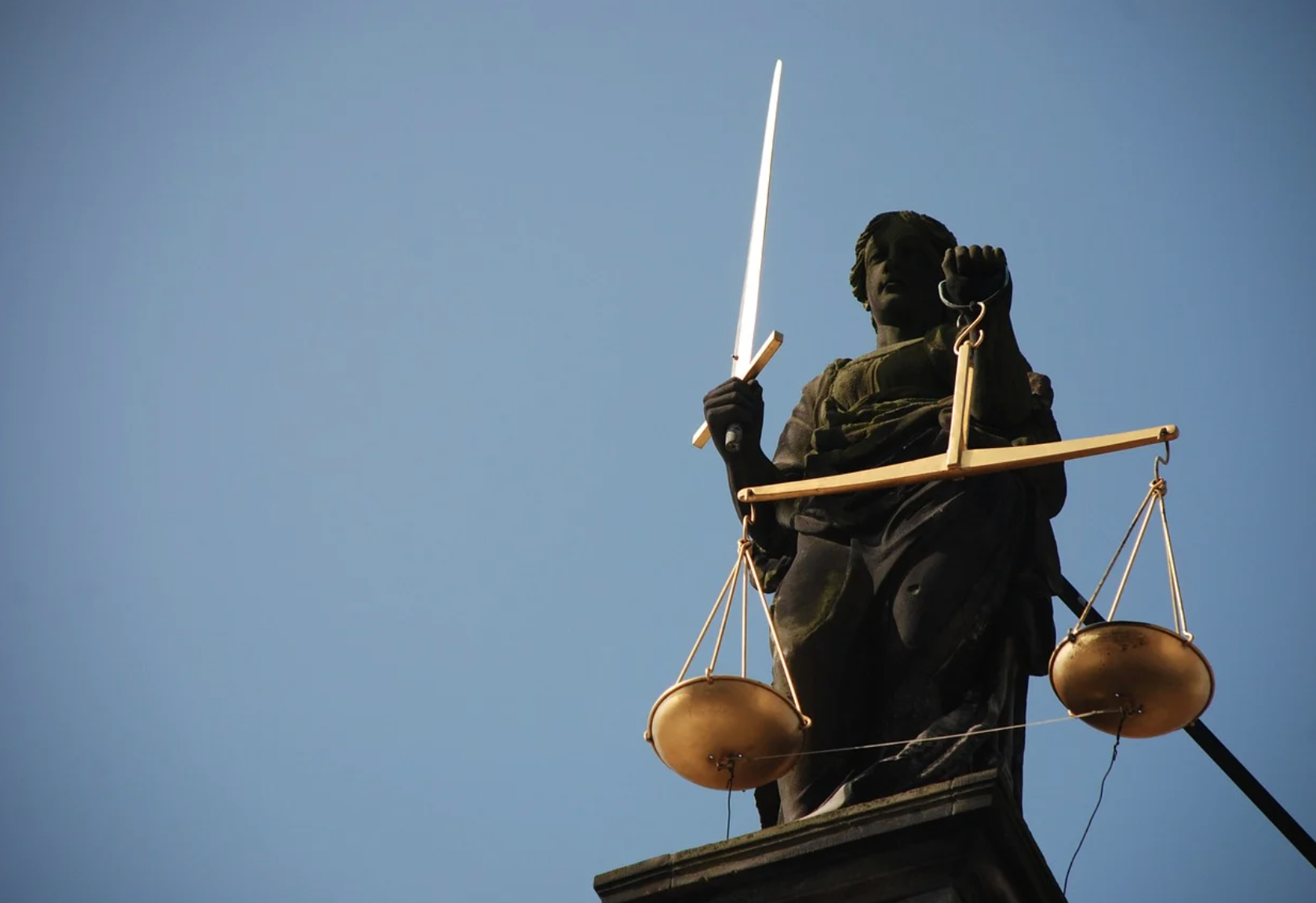 Giustizia e guerra tra bande