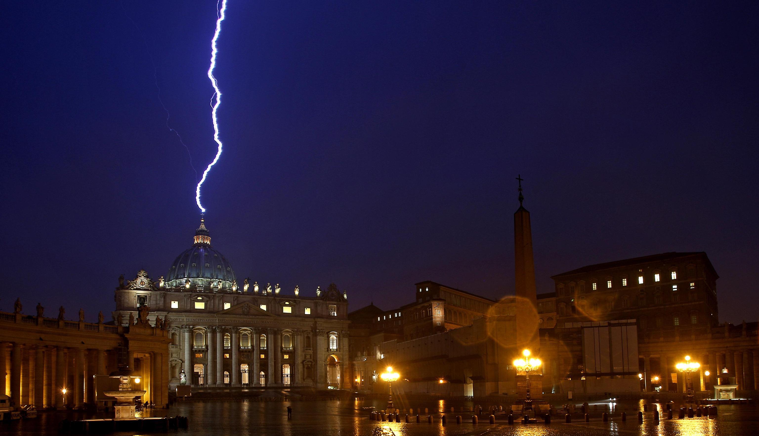Da San Pietro un fulmine sul Ddl Zan