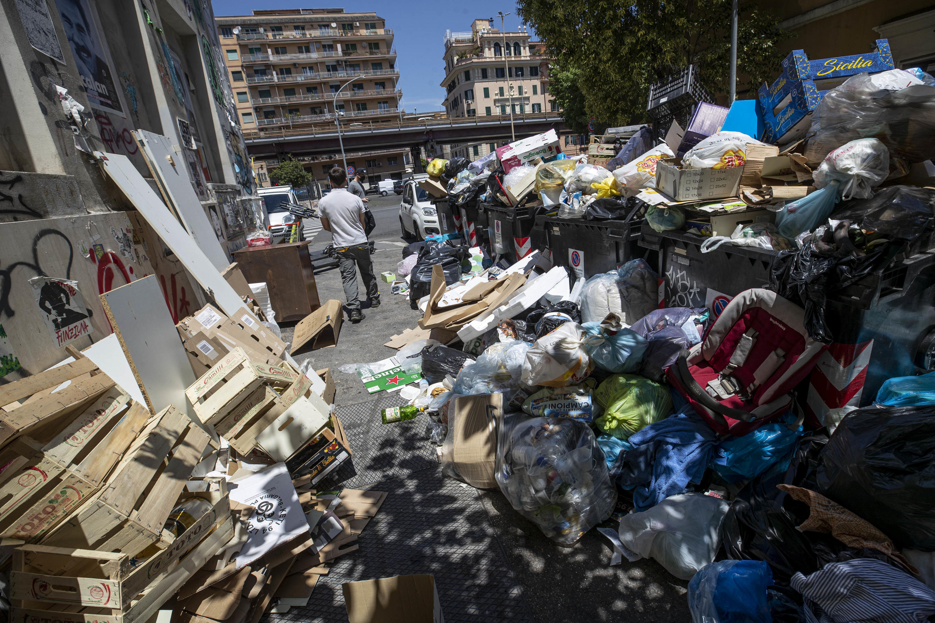 Emergenza rifiuti a Roma: una storia di ordinaria follia