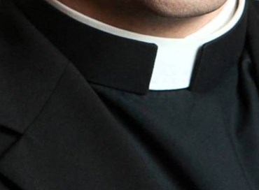 Prete arrestato, la difesa: “Azioni a scopo educativo e spirituale”