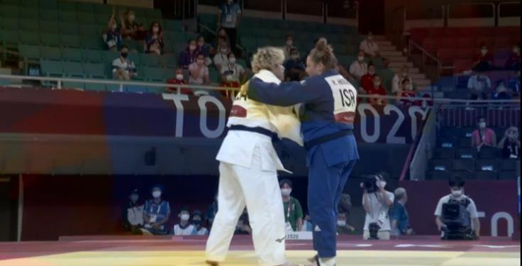 L’abbraccio tra l’atleta israeliana e quella saudita: una bellissima pagina di storia