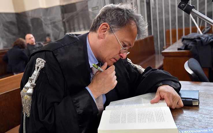 Storari in un gioco più grande di lui