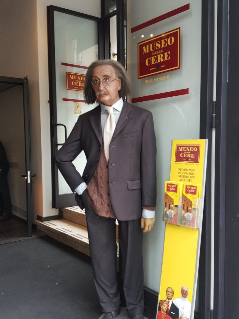 Non trasformiamo la vita in un Museo delle cere