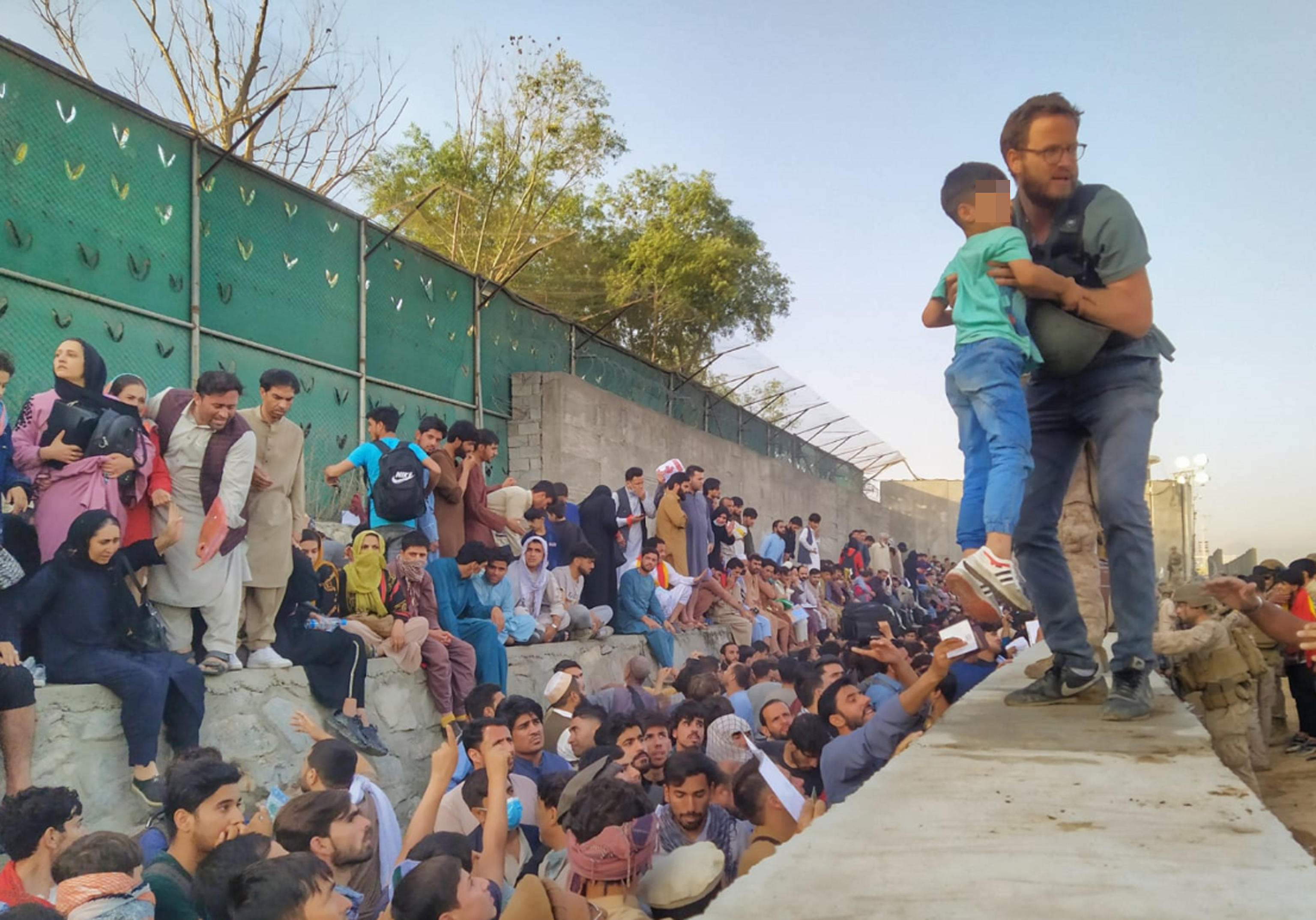 Un diplomatico, un militare e un volontario: a Kabul l’orgoglio italiano 