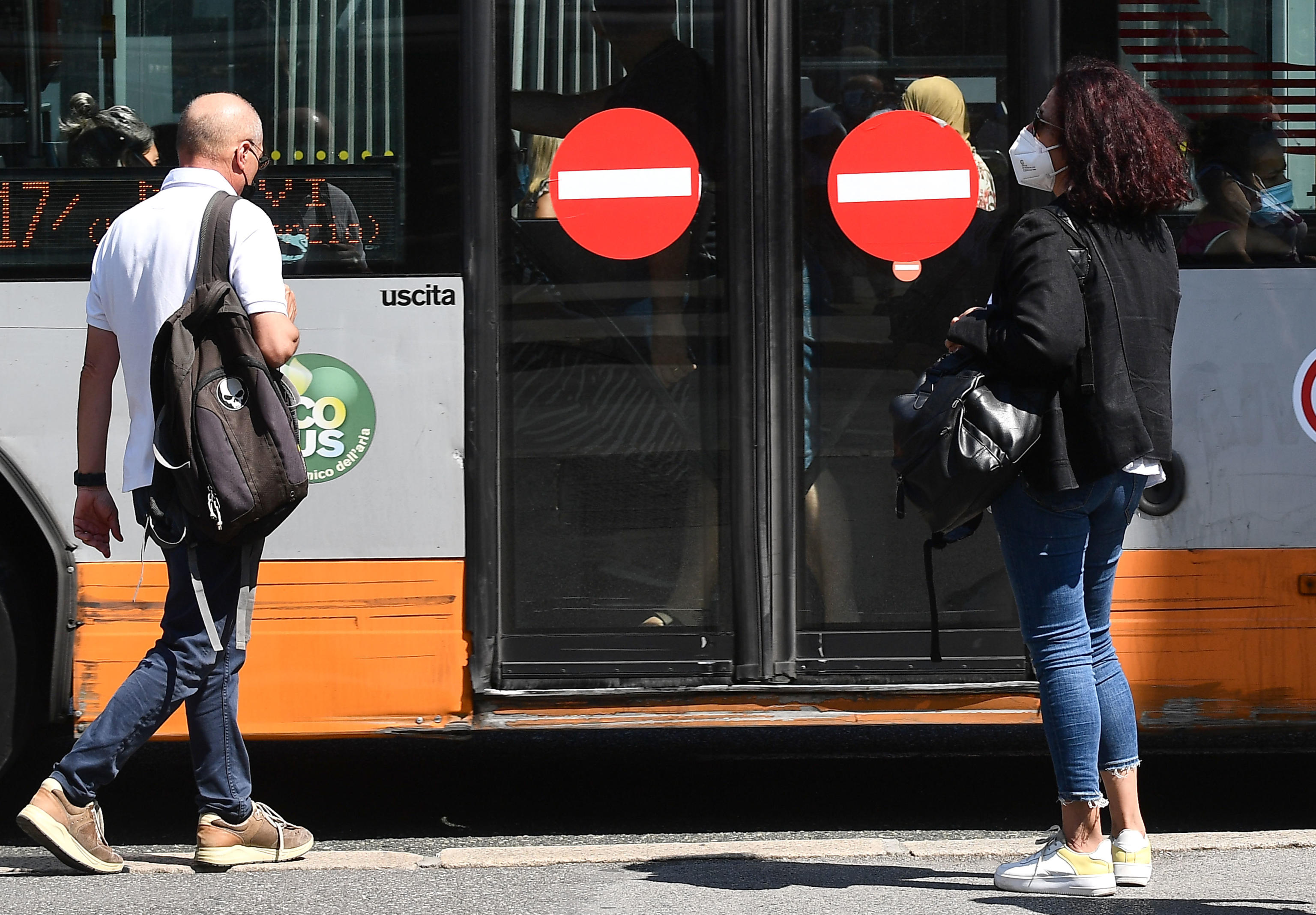Trasporti pubblici: i dubbi sui controllori anti-Covid