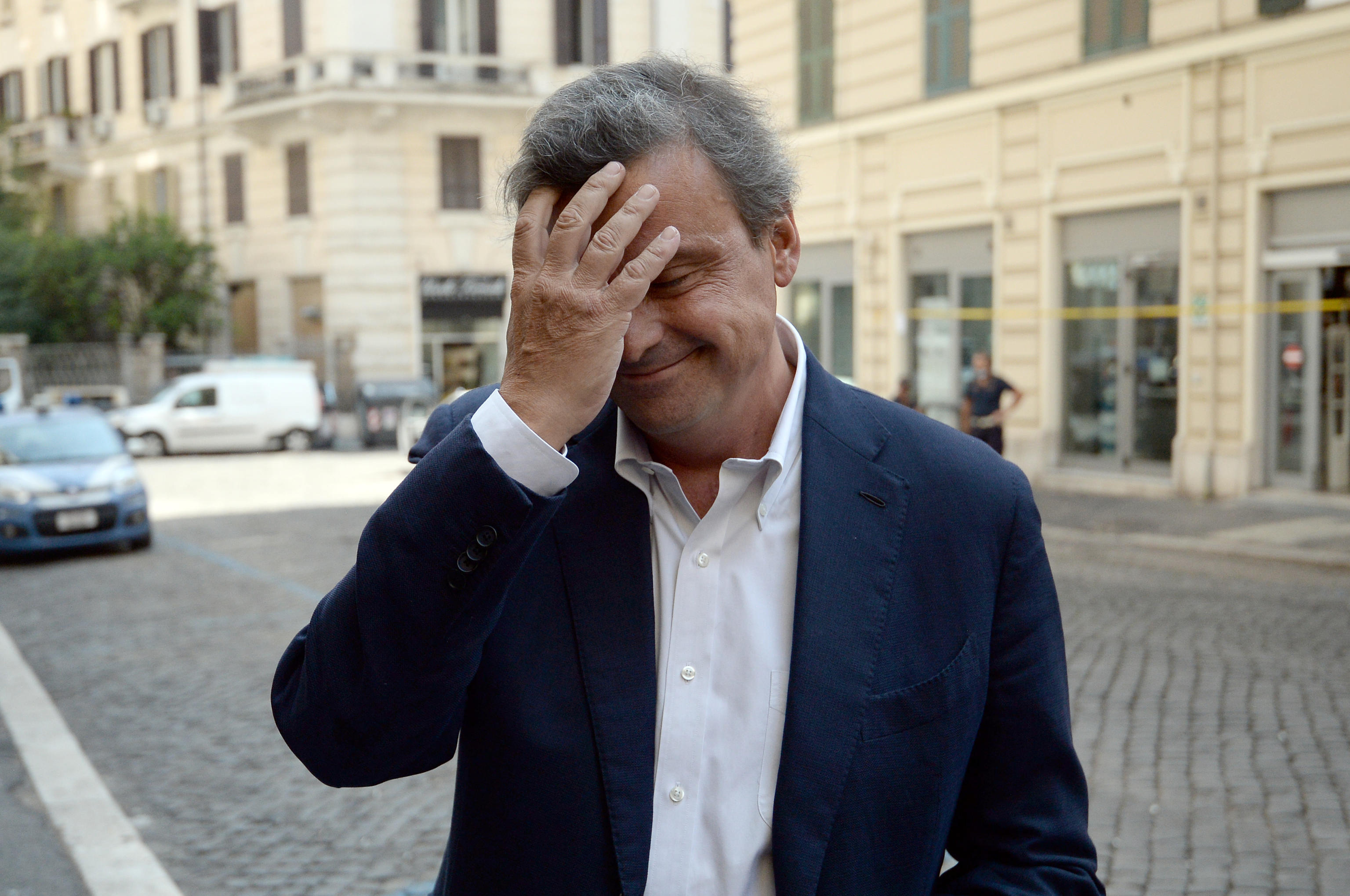 “Mi basta lo stipendio del cane”: scontro tra Calenda e Cirinnà