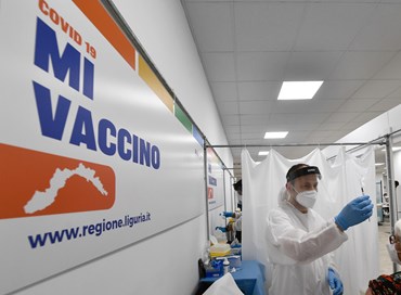 Vaccino, terza dose “non scontata per giovani sani”