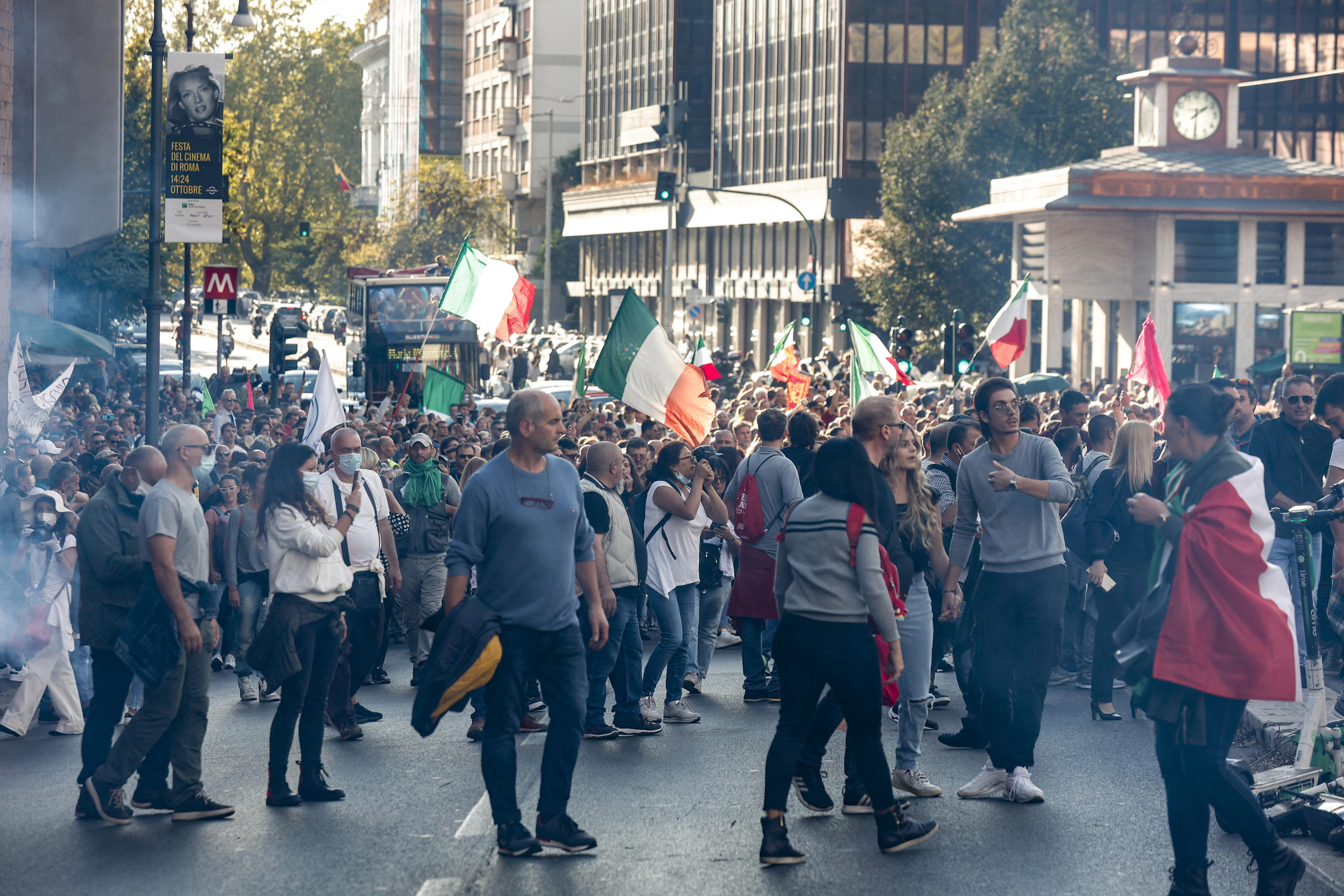 Attenzione a non confondere la piazza gremita con gli squadristi 