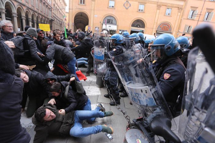 Che differenza c’è tra violenza di destra e di sinistra?