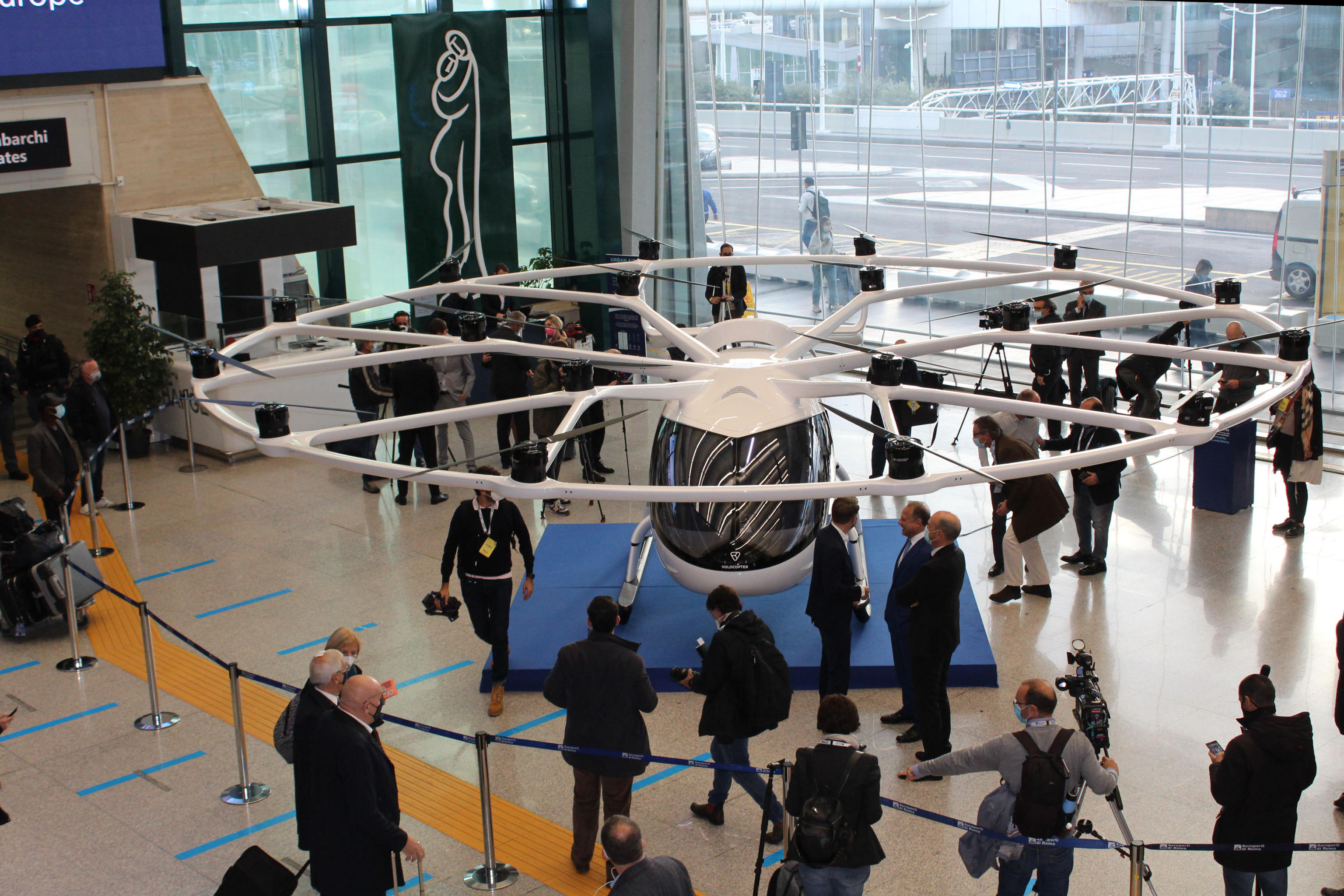 Taxi volanti a motore nel cielo di Roma