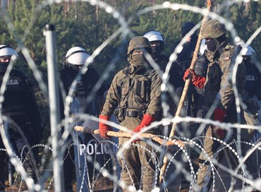 Migranti, sfondata recinzione al confine tra Polonia e Bielorussia