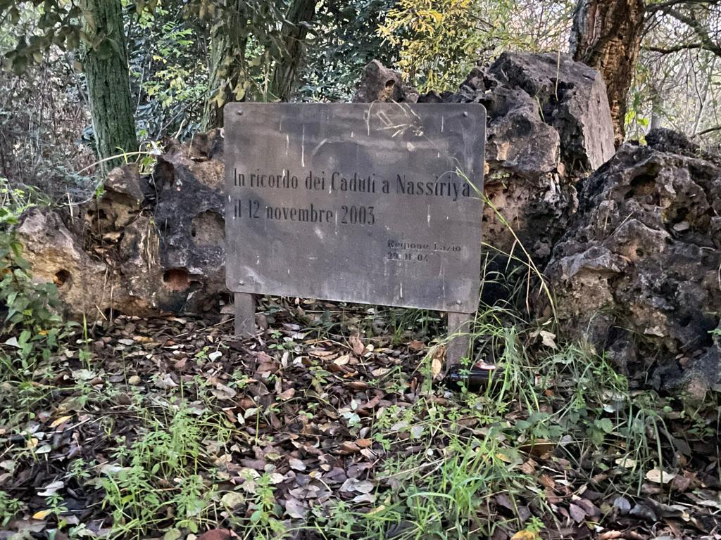 Degrado nel parco romano intitolato ai caduti di Nassiriya