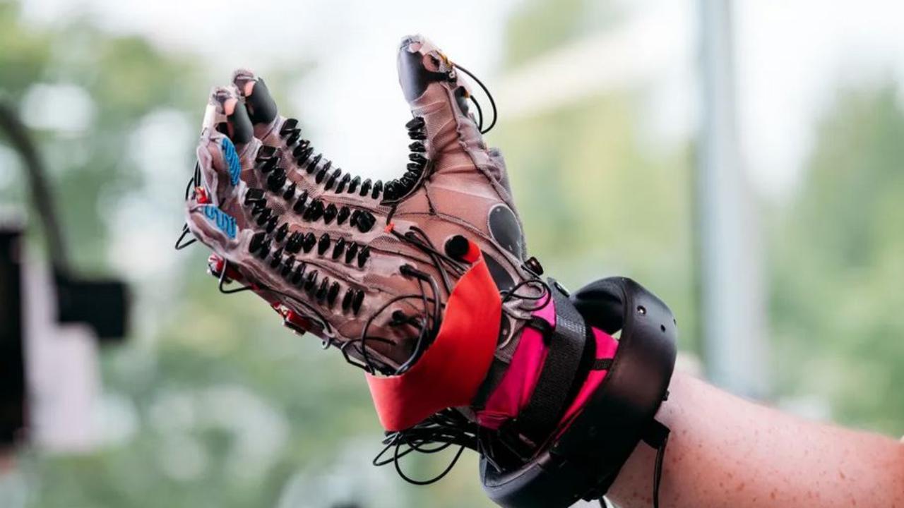 Metaverso, da Facebook il guanto per “toccare” gli oggetti 