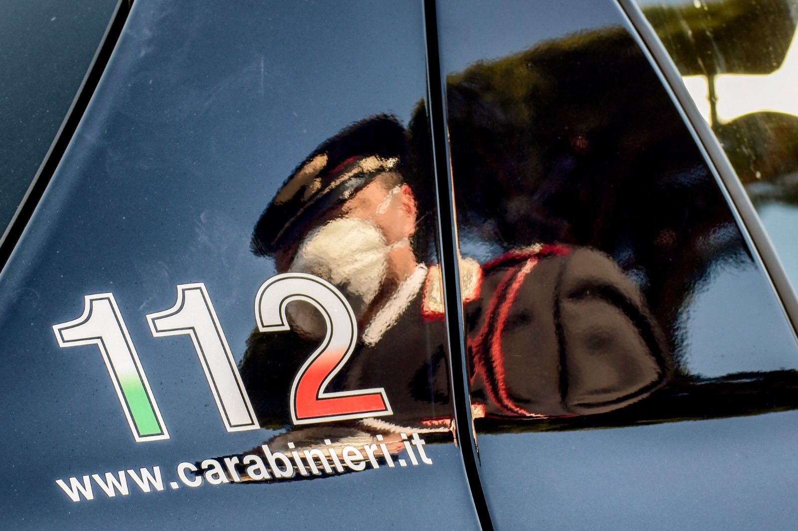 Caporalato, moglie indagata: si dimette capo Immigrazione Viminale