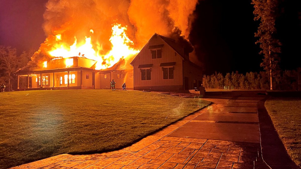 La casa accerchiata (video)