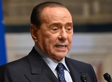 Berlusconi leader con lo scudo per il Quirinale
