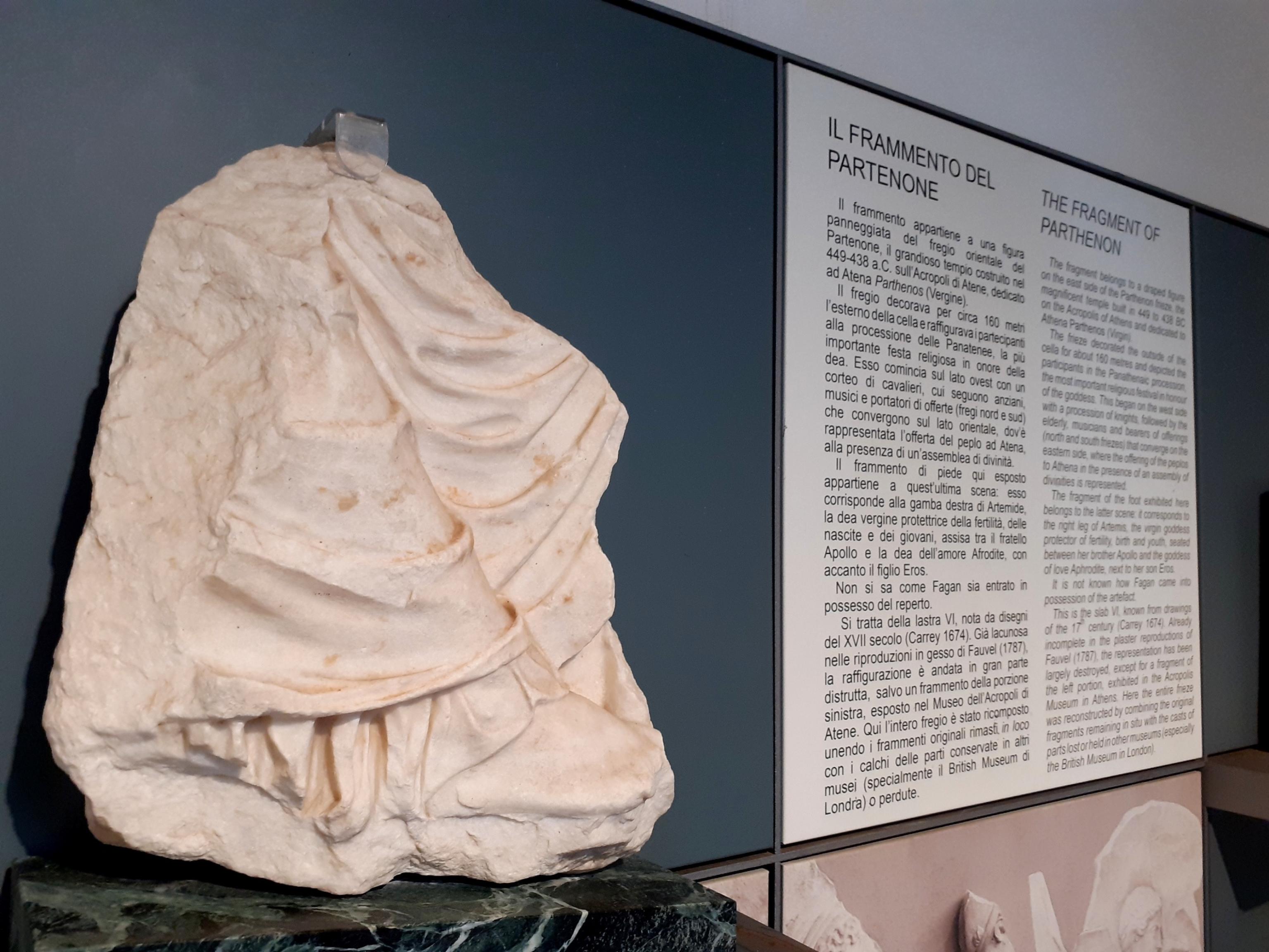 Un frammento del fregio del Partenone dalla Sicilia in Grecia