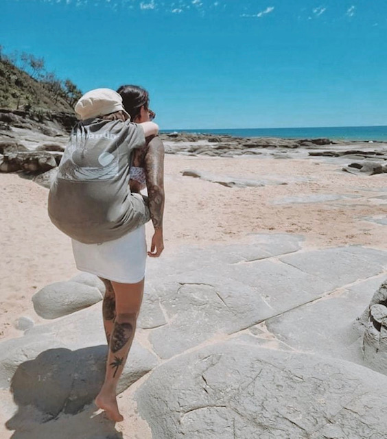 Ritratti. Niki e il figlio disabile sulle spalle, la vita in uno sguardo