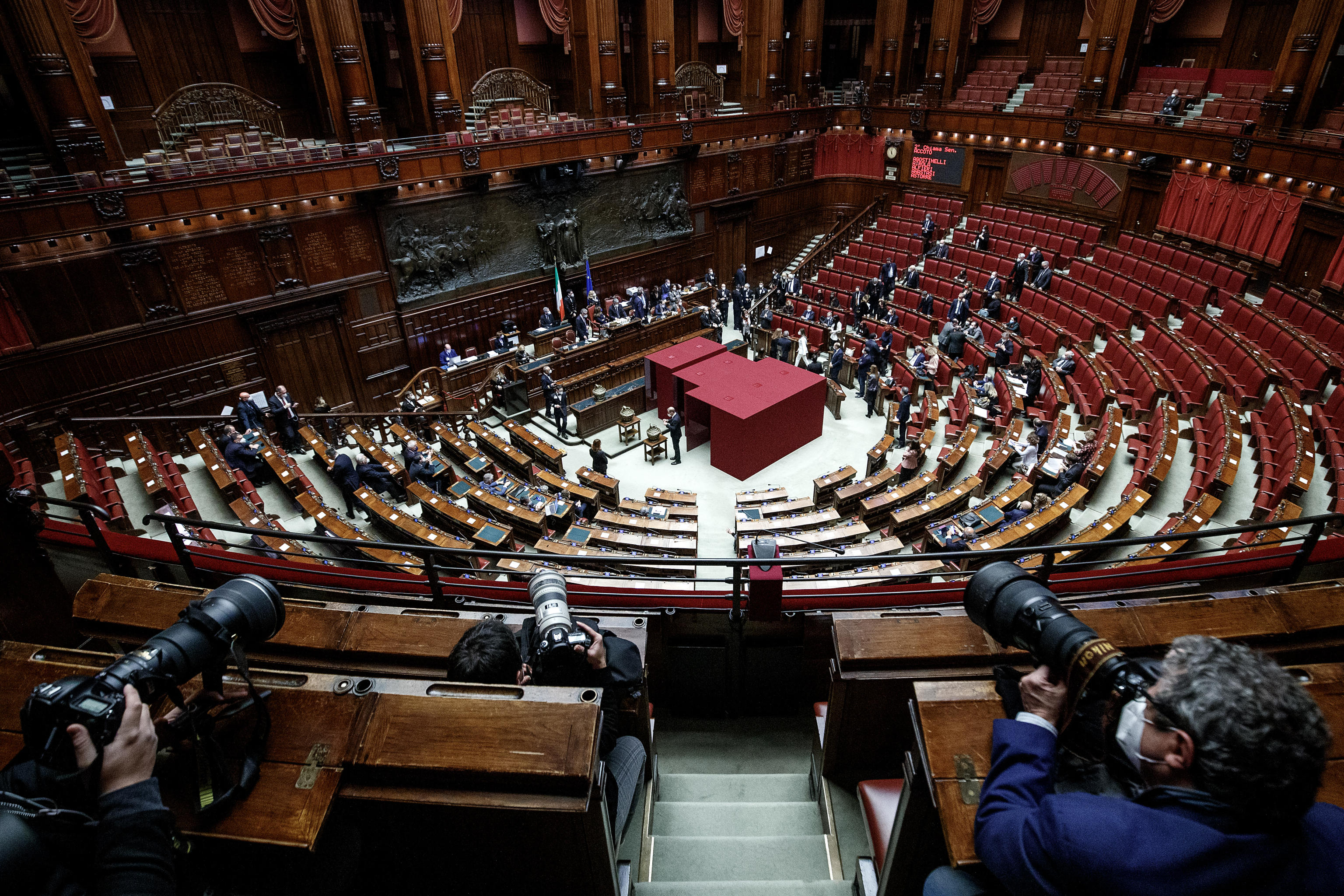Perché il Parlamento sembra un bivacco di cosacchi, lanzichenecchi e inetti?