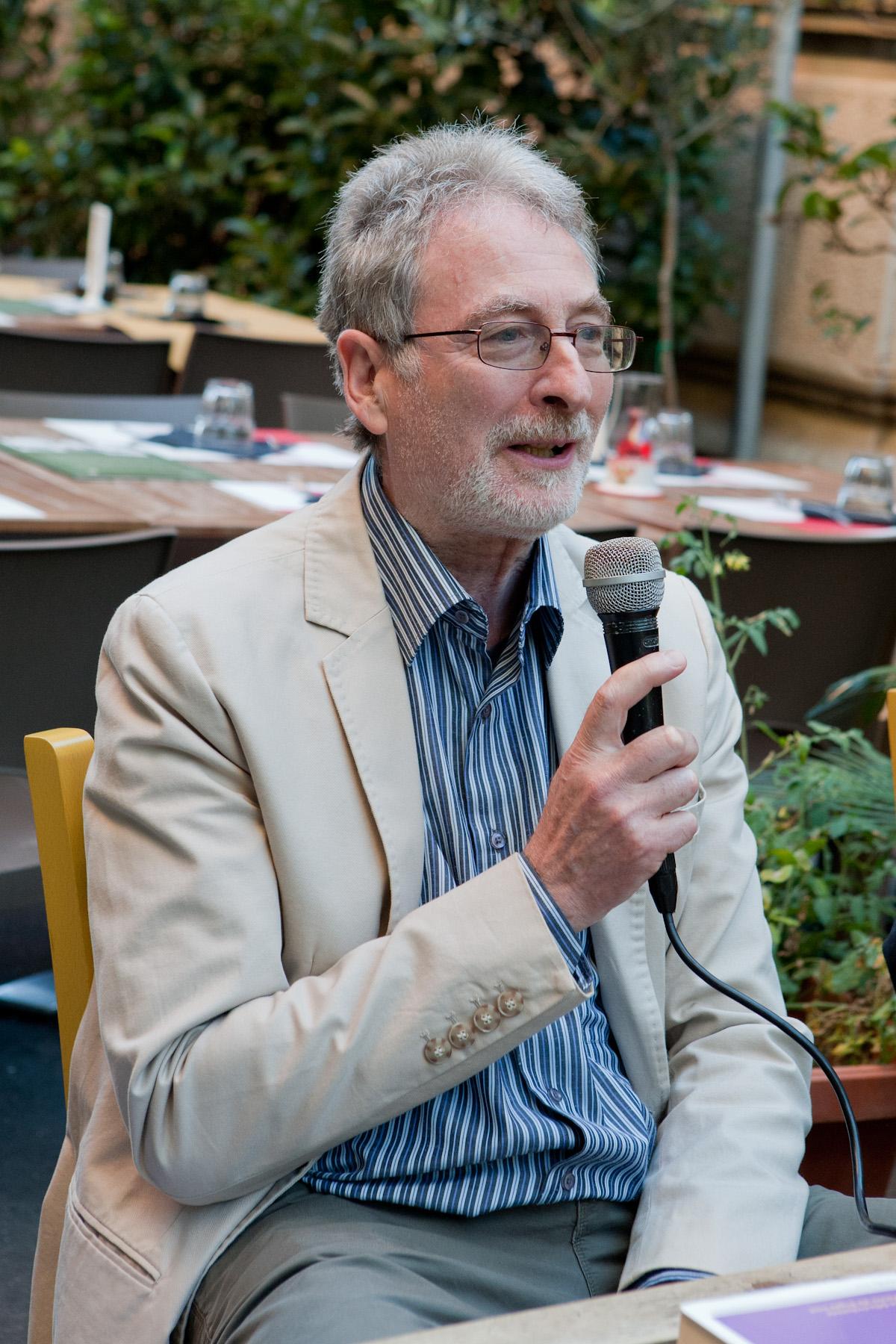 E in questo istante tu dormi e sorridi