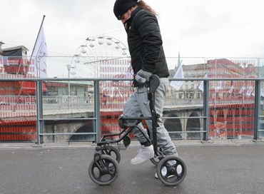 Paralizzato torna a camminare grazie all’intelligenza artificiale
