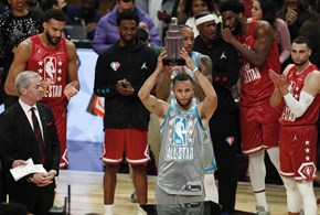 Curry colpisce ancora, è sedici volte tripla