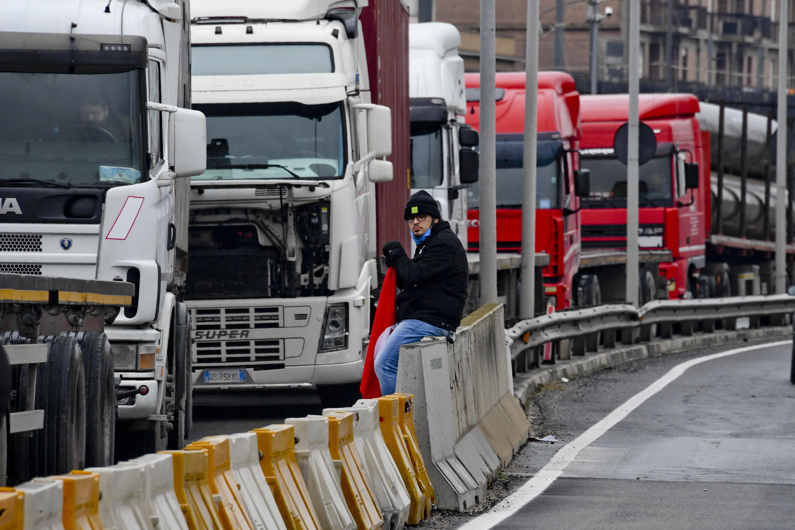 Prodotti marci e scaffali vuoti: lo sciopero dei Tir
