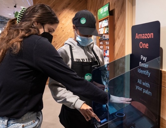 Amazon e il negozio dove si paga con il palmo della mano