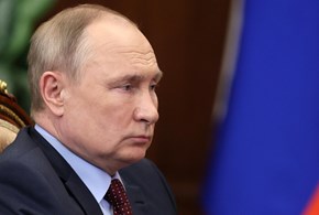 Il fascino sinistro dell’autocrazia: Vladimir Putin e i suoi cleptocrati