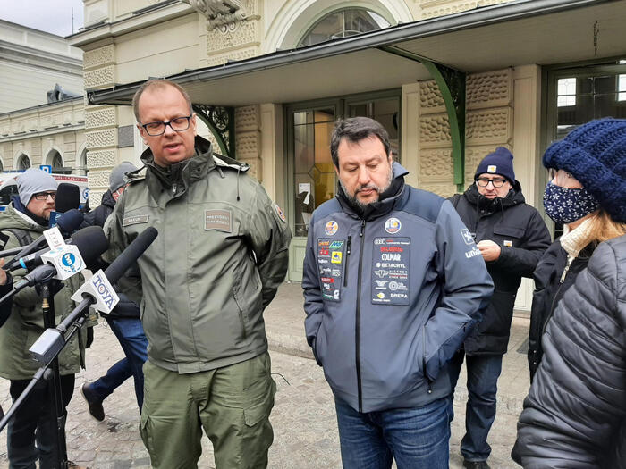 Salvini solidale con gli ucraini: contestato in Polonia e in Italia