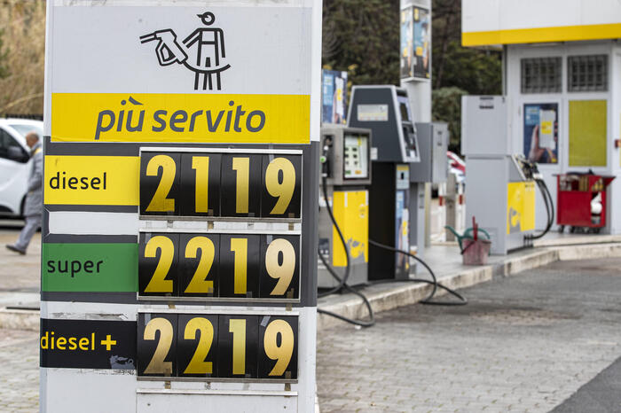 Prezzi alle stelle, il diesel costa più della benzina