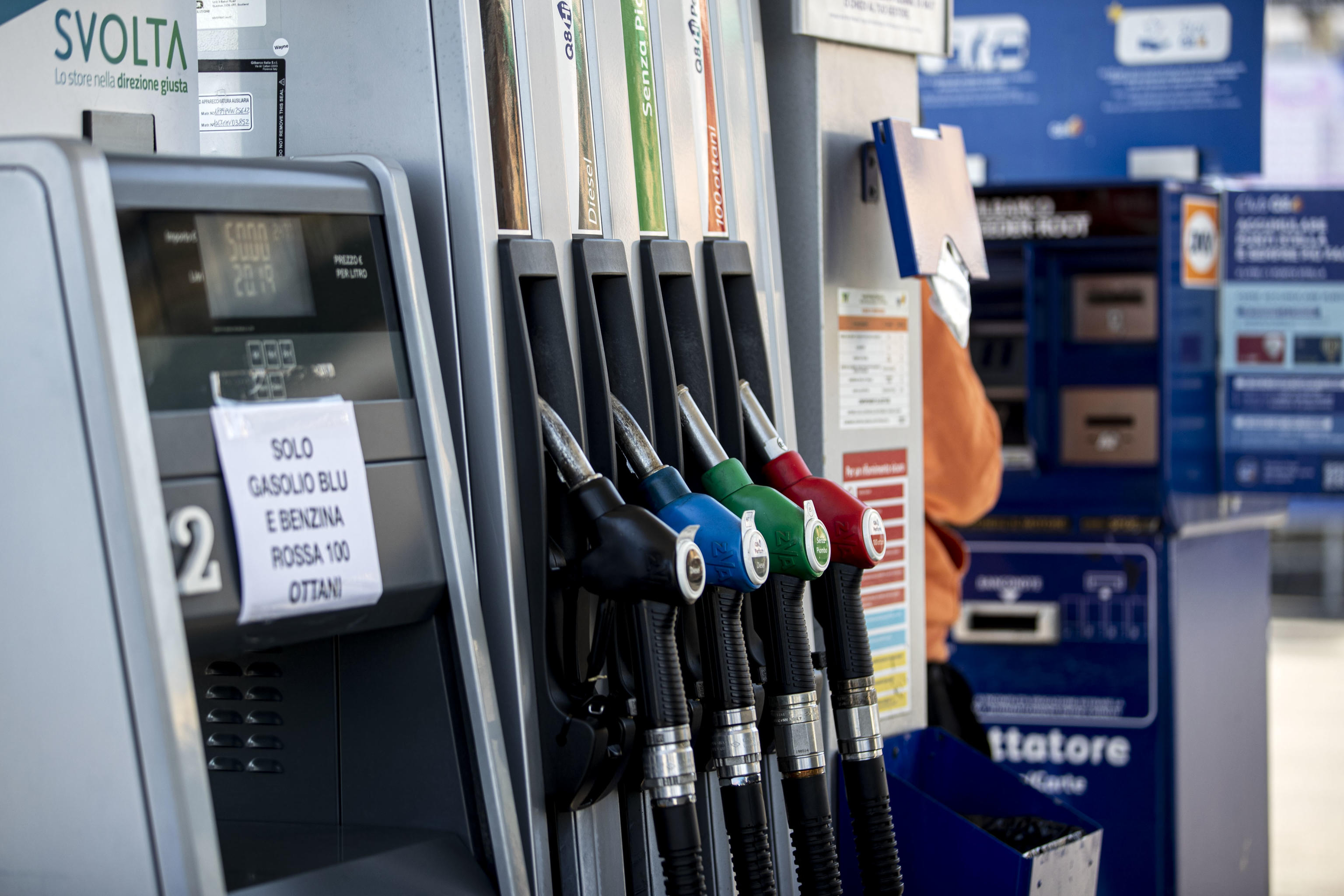 Benzina e bollette, il Governo si sveglia: possibili misure