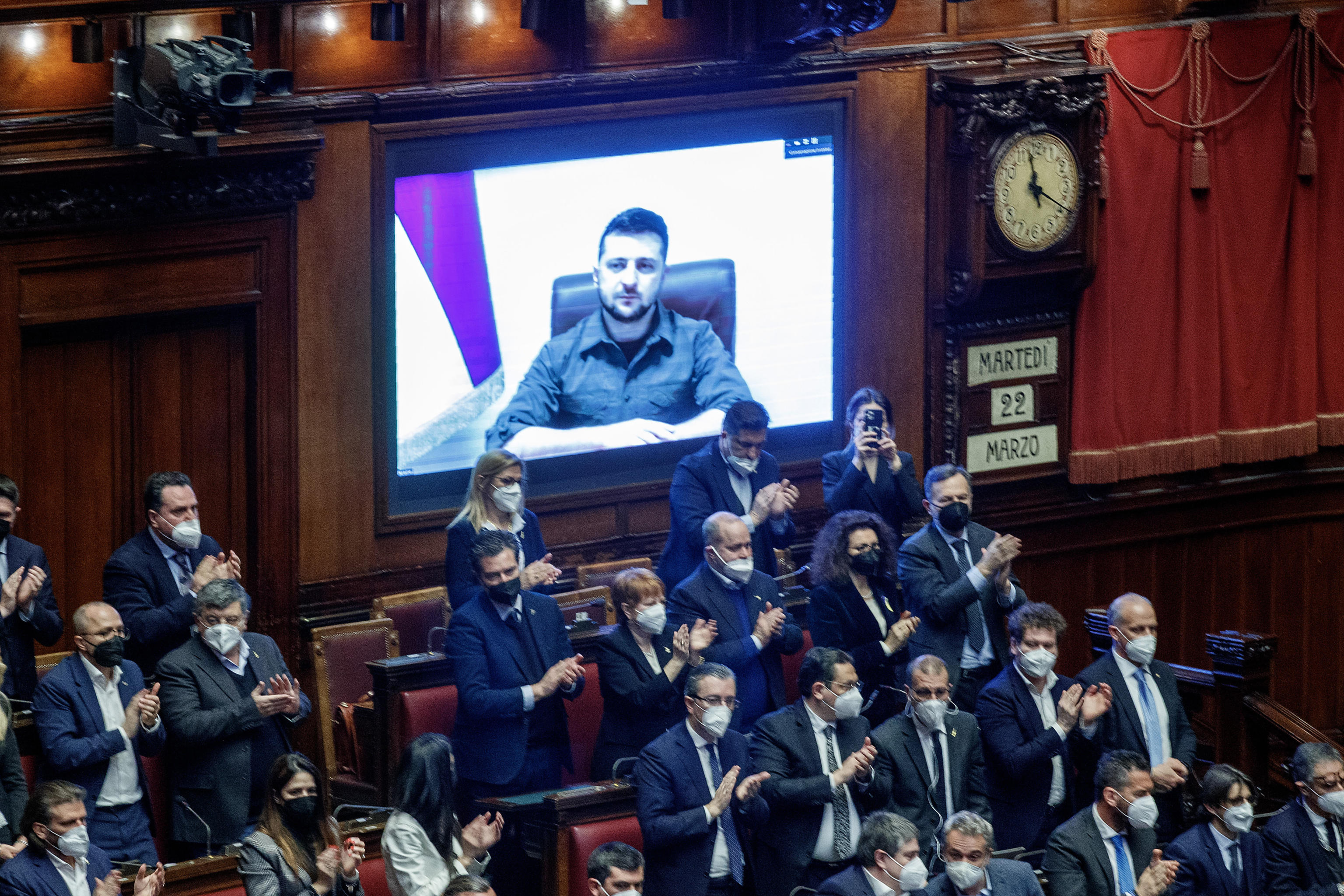 Zelensky al Parlamento italiano: “Mariupol distrutta”