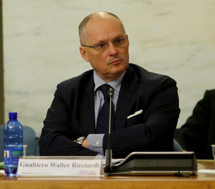 Covid, Ricciardi: “Mascherine al chiuso fino a giugno” 