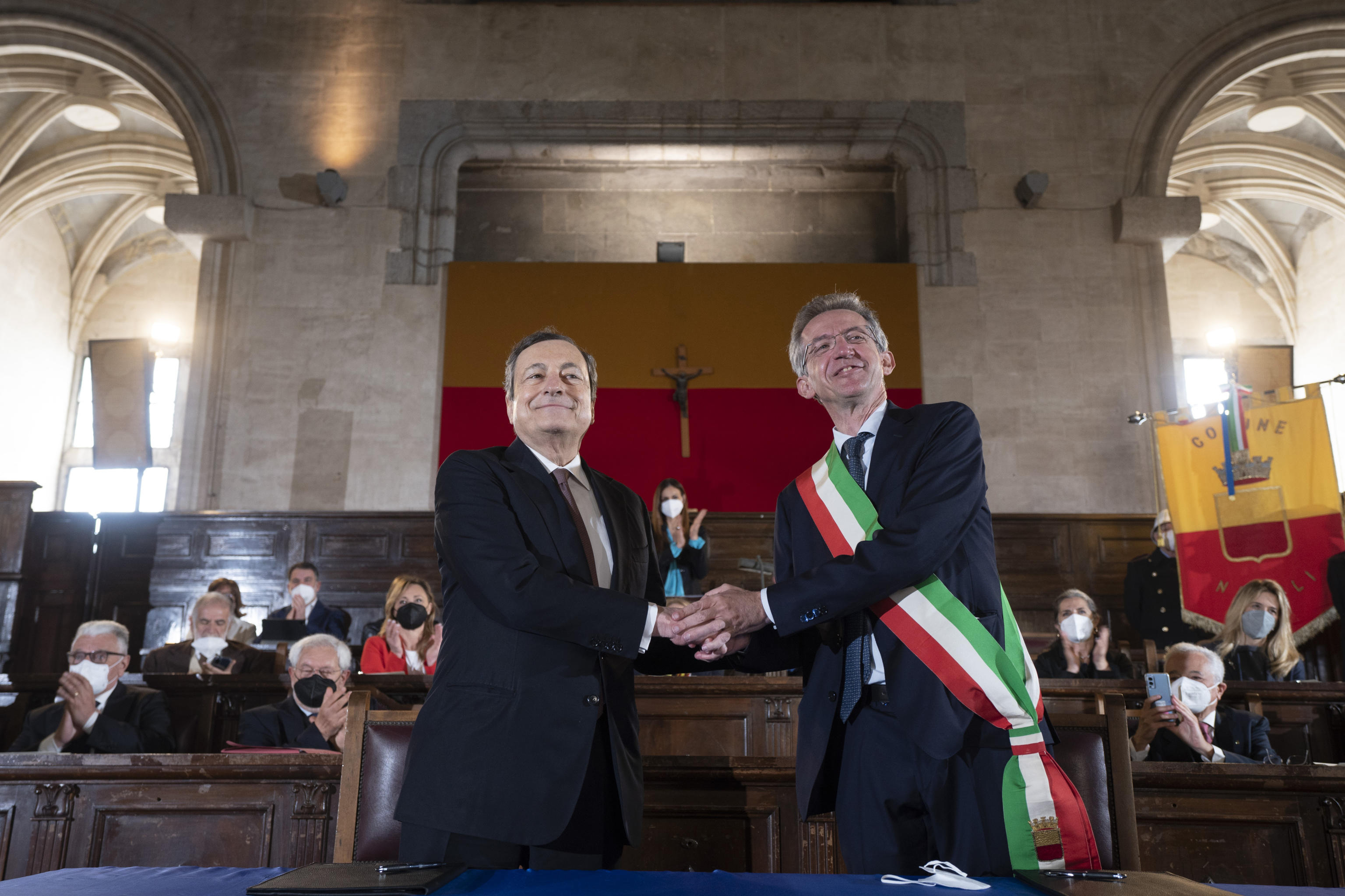 Draghi firma il Patto per Napoli