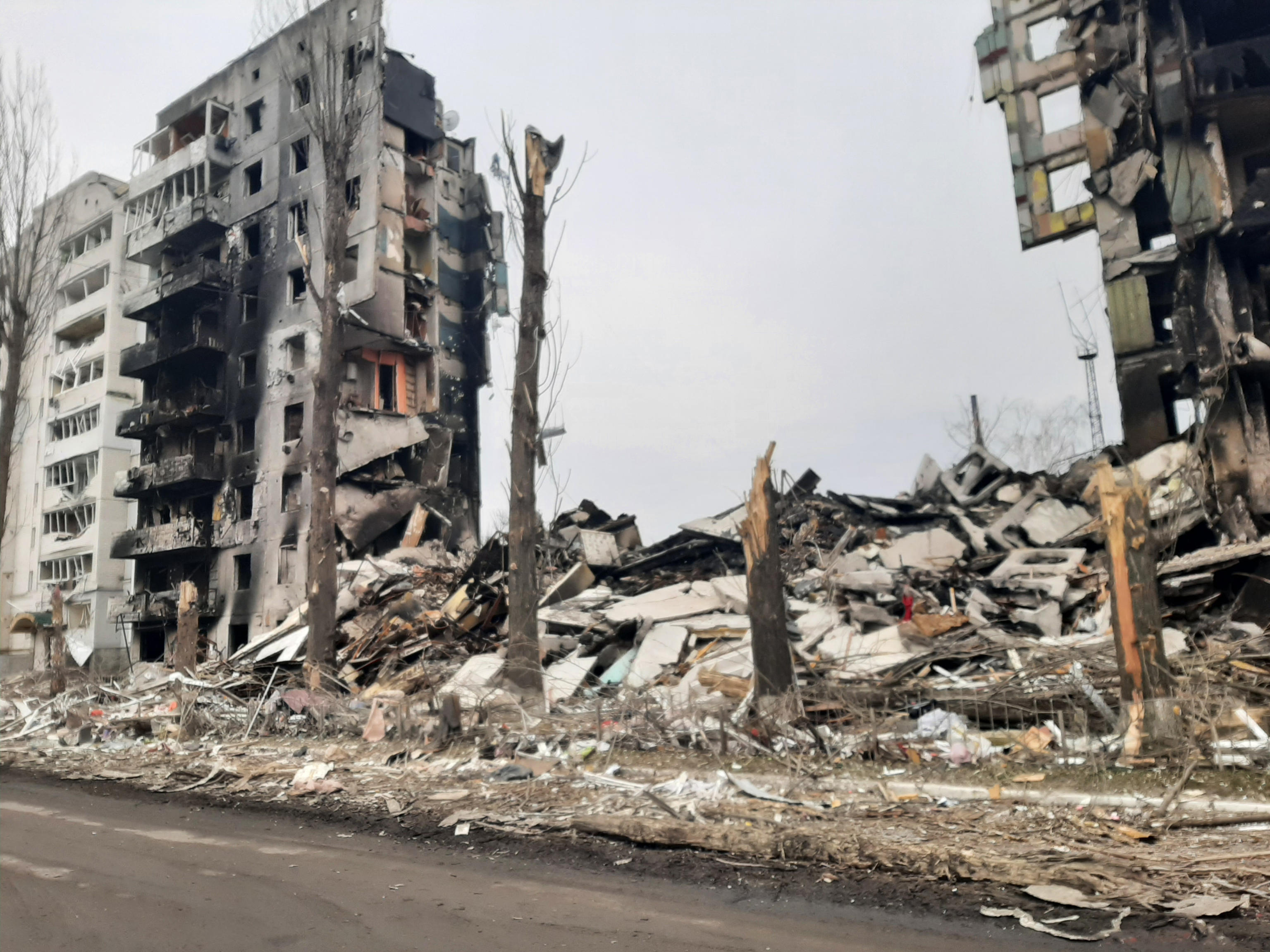 Guerra, città distrutte e bimbi in fuga dall’Ucraina 