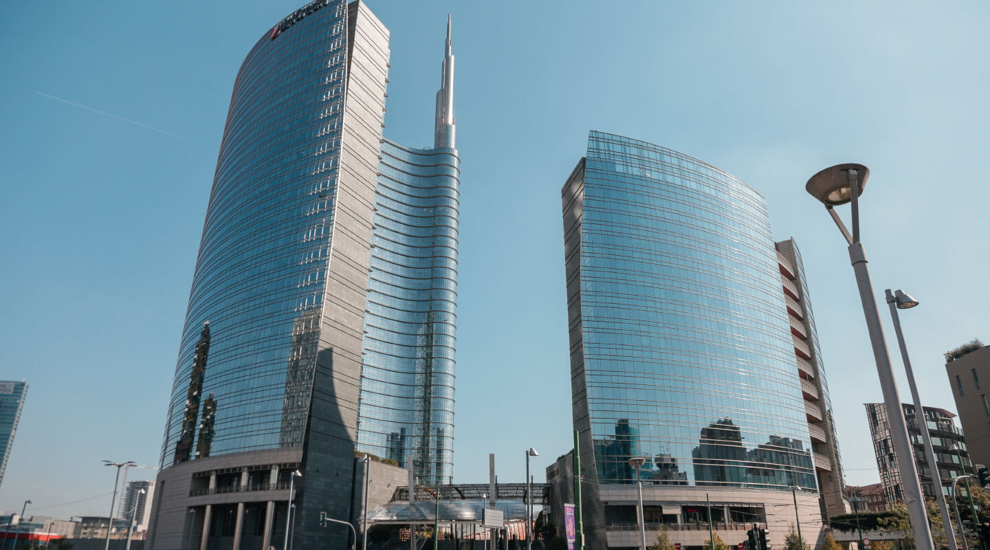 La Milano del futuro che viaggia in elettrico, fra grattacieli e antiche cascine