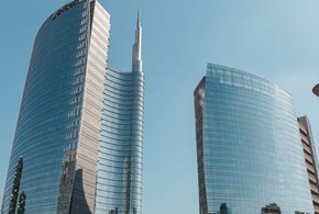 La Milano del futuro che viaggia in elettrico, fra grattacieli e antiche cascine