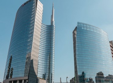 La Milano del futuro che viaggia in elettrico, fra grattacieli e antiche cascine