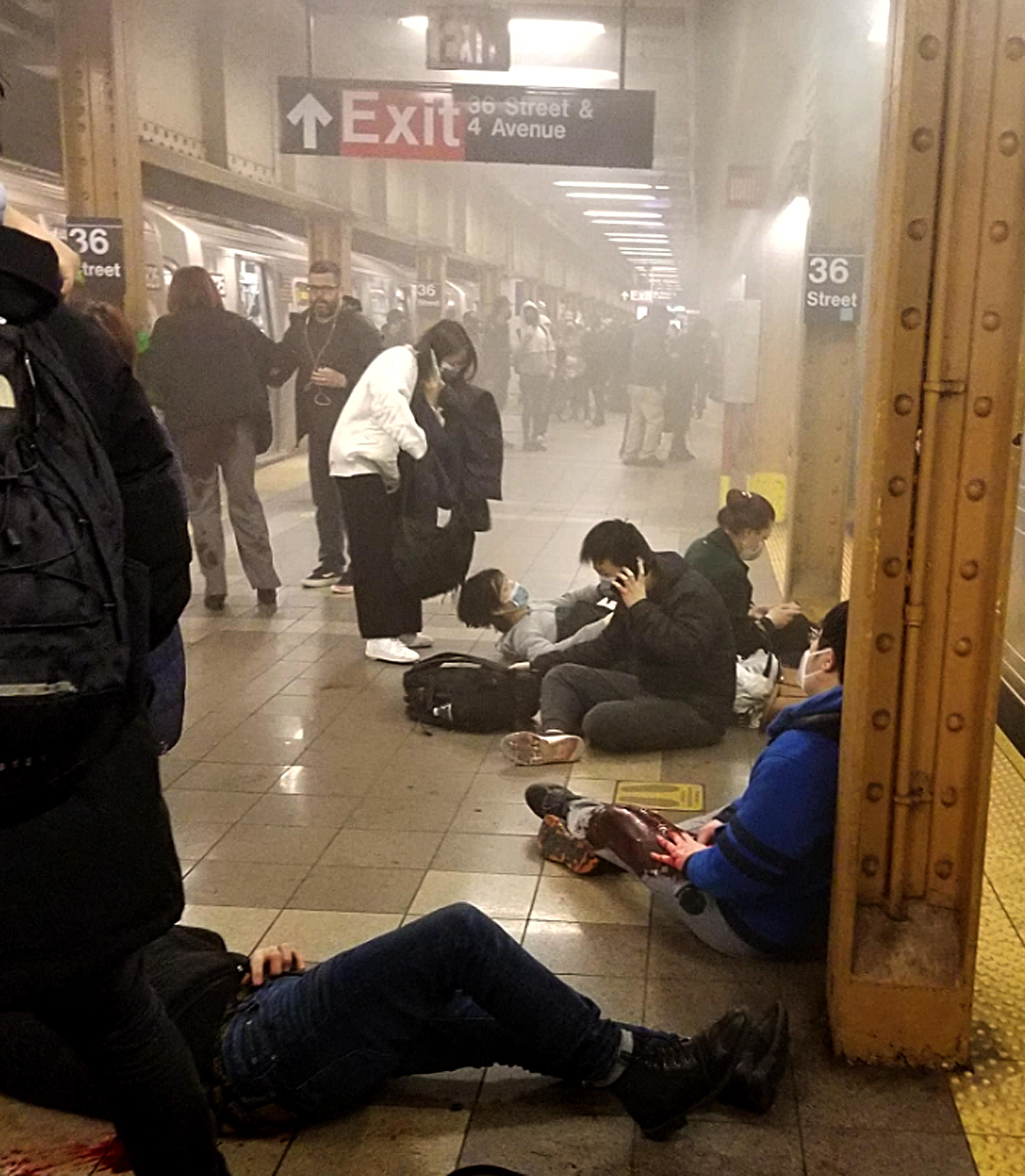 New York: spari in metro, caccia all’uomo