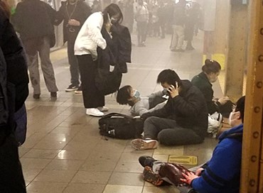 New York: spari in metro, caccia all’uomo
