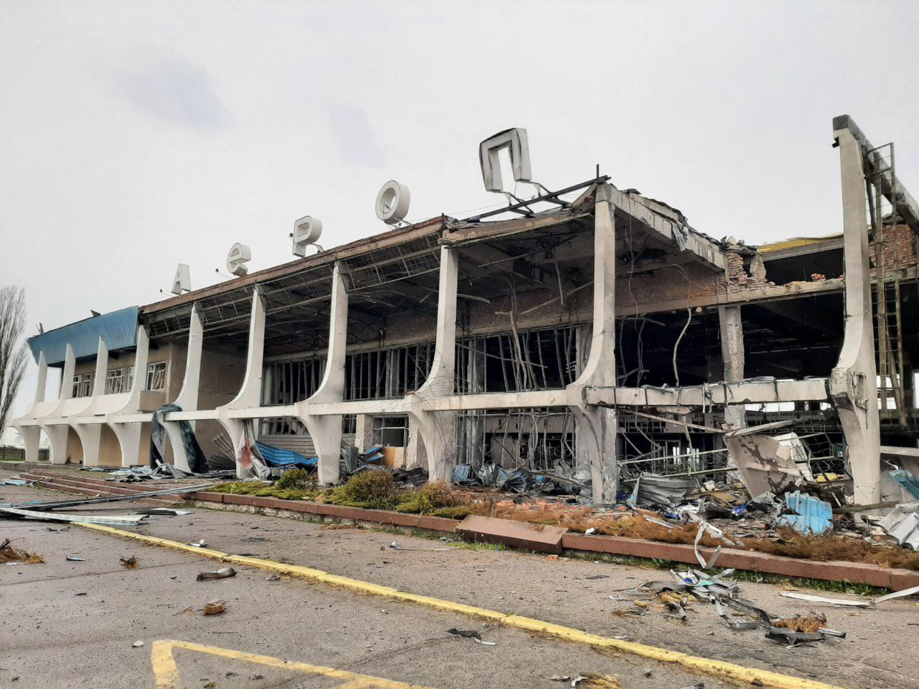 Bombe su Kharkiv, annullato assalto all’acciaieria Azovstal