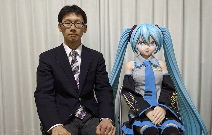 Tempi moderni: uomo sposa moglie ologramma