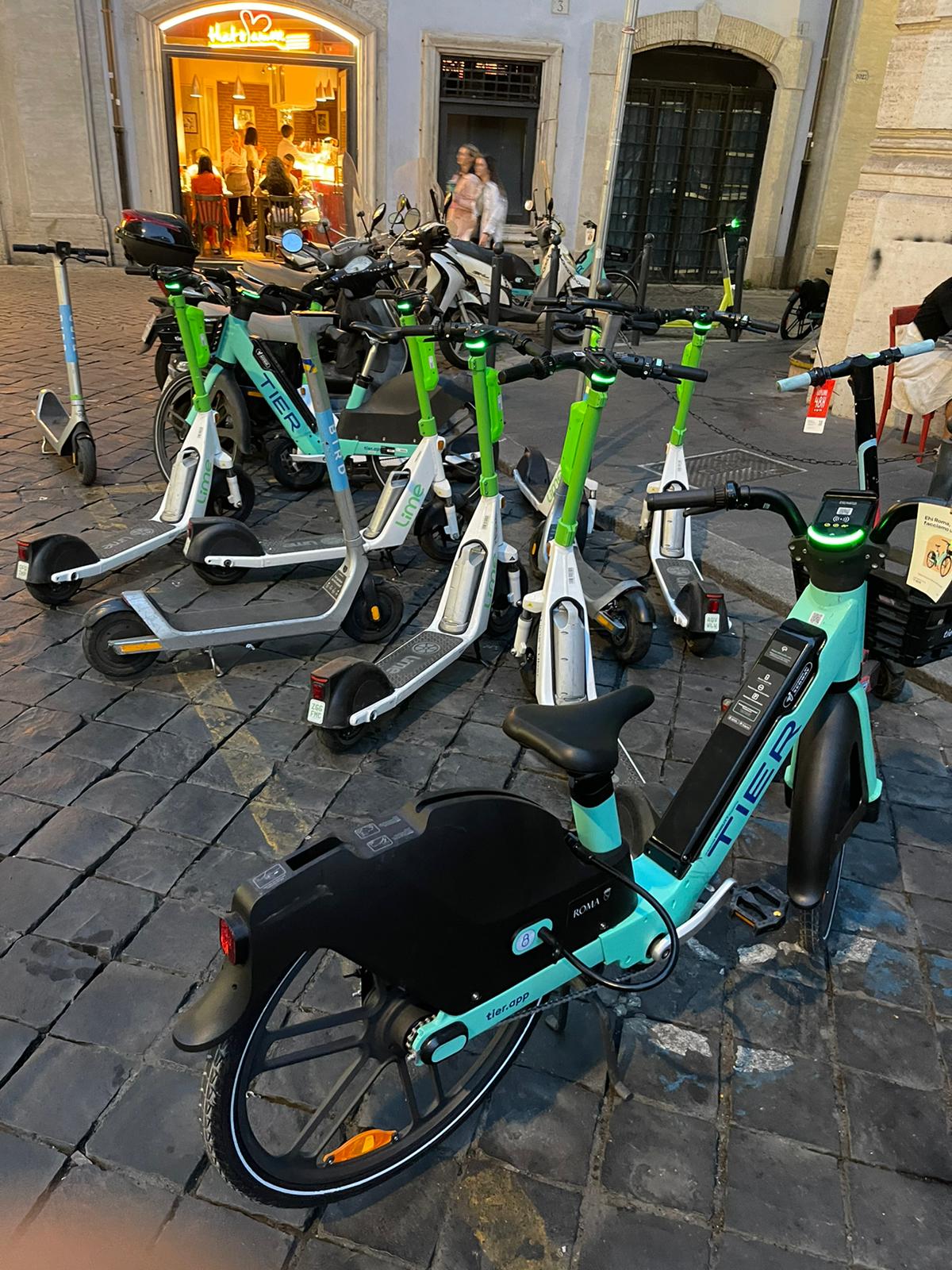 Ignoranza Capitale: monopattini occupano posto per disabili